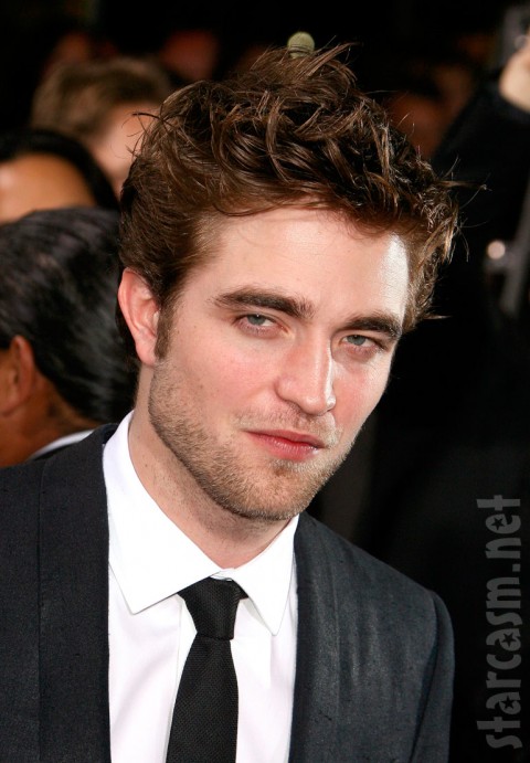 robert pattinson kristen new moon. Robert Pattinson chuckles at