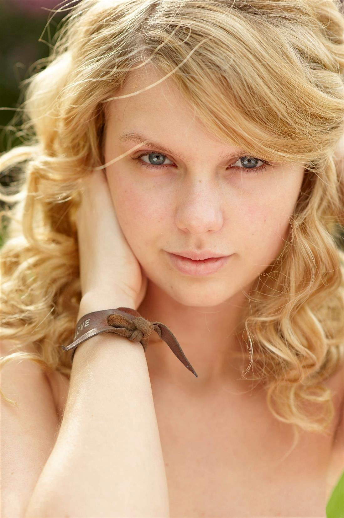 Taylor Swift not wearing any makeup from People photo shoot - starcasm.net