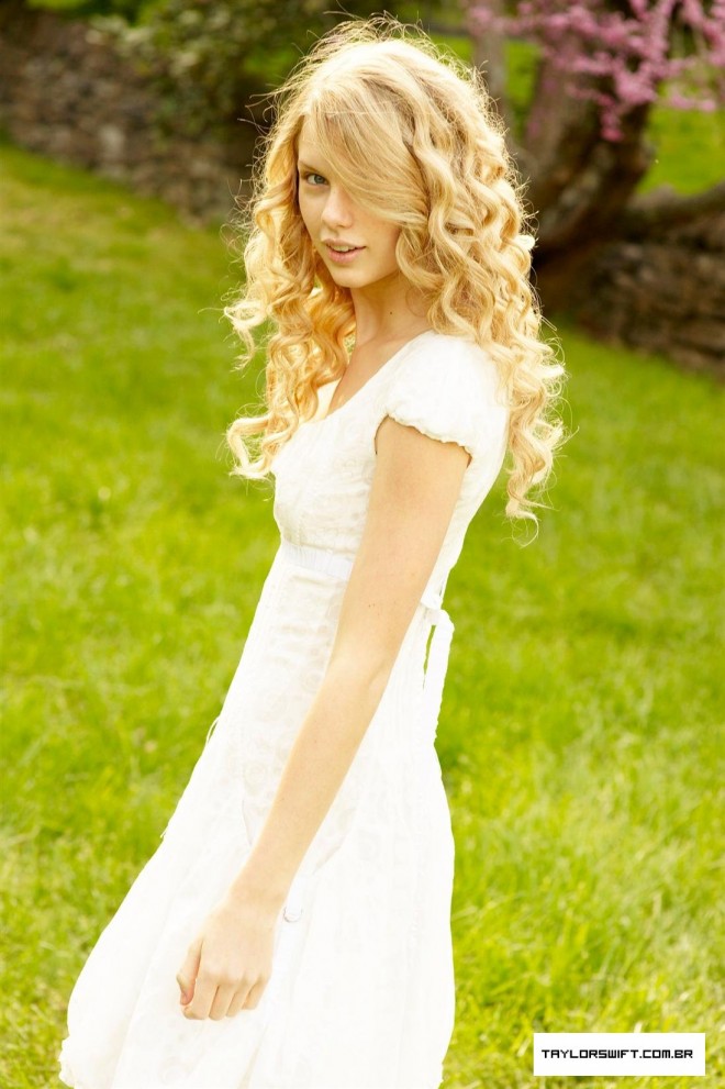 Taylor Swift with no makeup picture 10 of 12