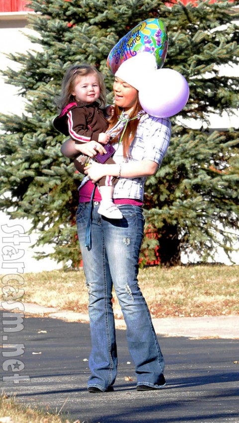 Amber Portwood and daughter Leah on the streets of Anderson, Indiana