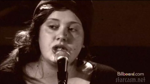 Young Adele performs acoustic Chasing Pavement in 2008