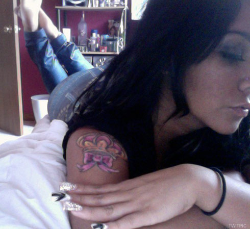 Snooki shows off ehr new arm tattoo and fingernails