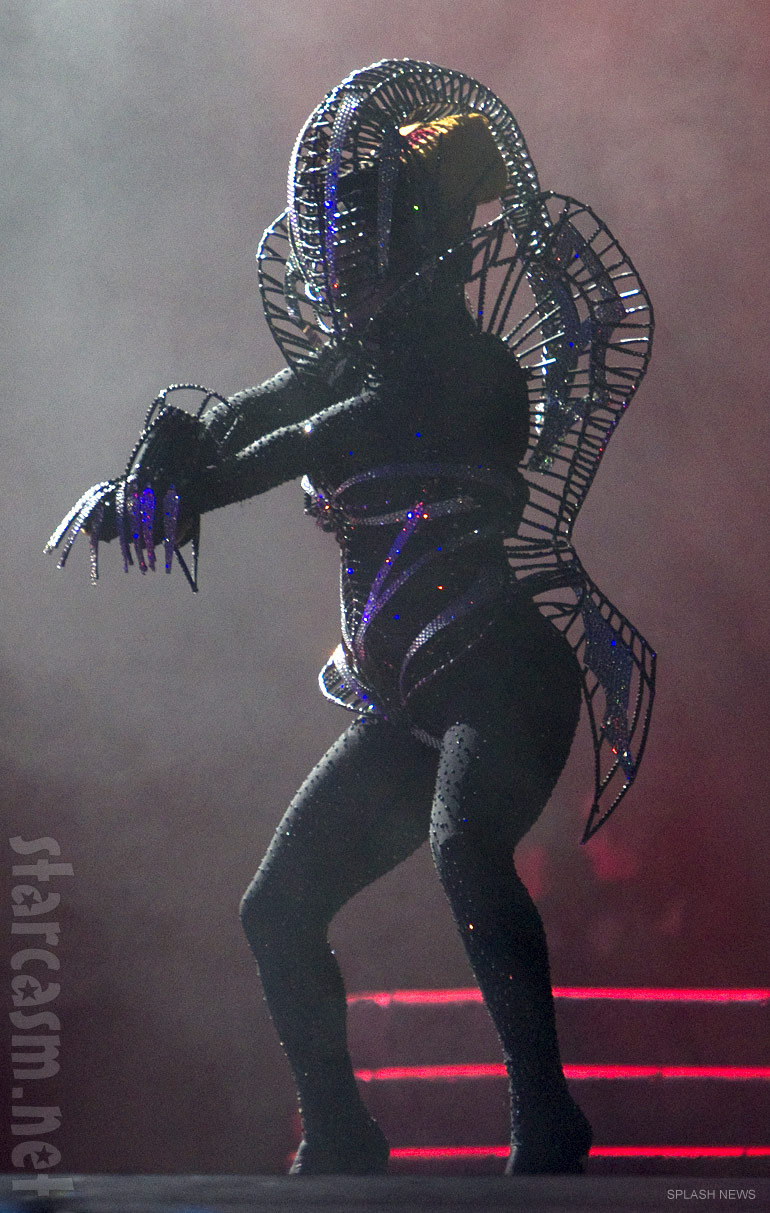 Lady_Gaga_Born_This_Way_Ball_costume_alien.jpg