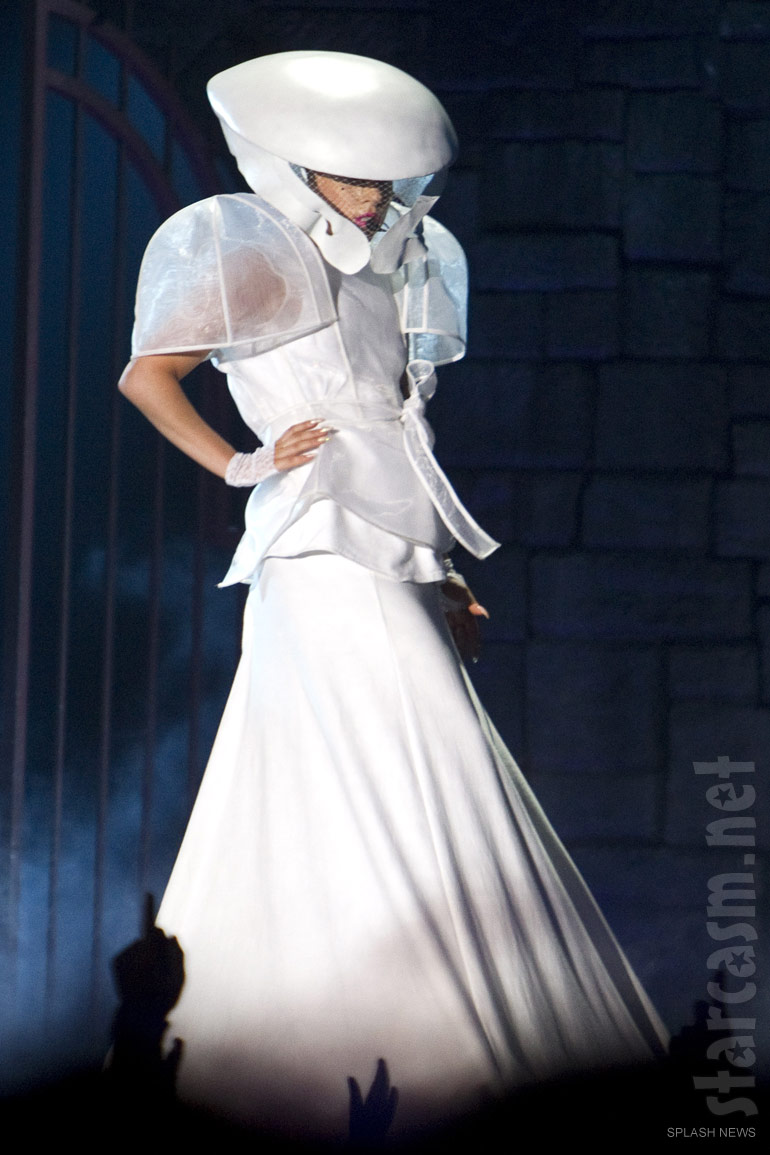 Lady_Gaga_Born_This_Way_Ball_costume_whi