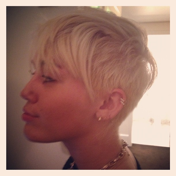 PHOTOS Miley Cyrus with REALLY short blonde hair! - starcasm.net