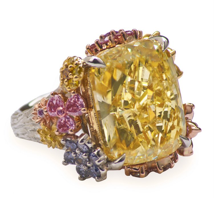 Holly Madison's massive yellow diamond engagement ring is worth 2