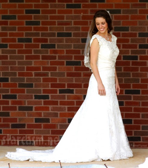  - Jill_Duggar_wedding_dress-490x555
