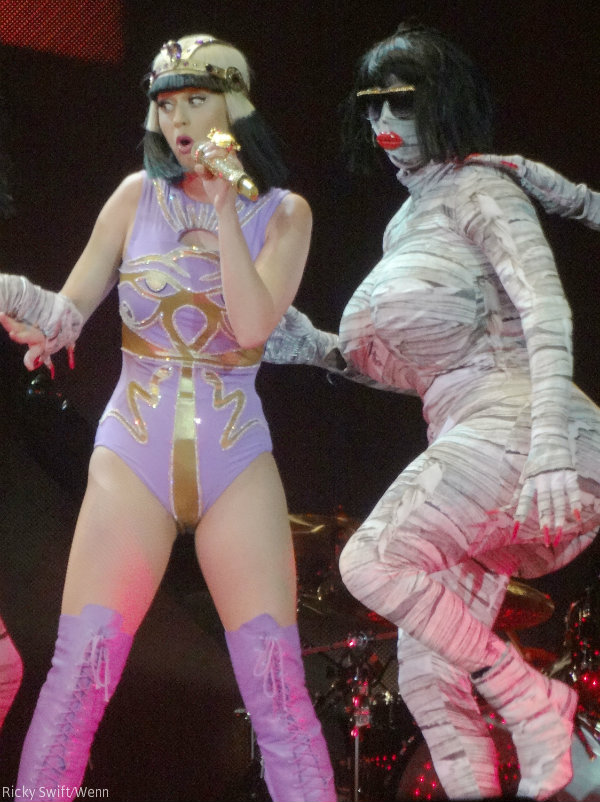 Katy-Perry-Prismatic-Concert-Mummy-Dance