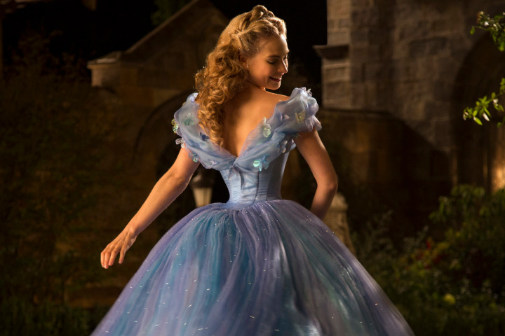 How Big Is Lily James Waist She Says Cinderella Corset Made It 17 Inches