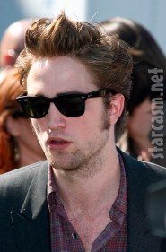 Robert Pattinson on the red carpet at the 2009 Teen Choice Awards