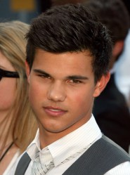 Taylor Lautner on the red carpet at the 2009 Teen Choice Awards