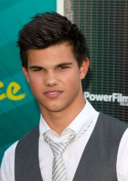 Taylor Lautner on the red carpet at the 2009 Teen Choice Awards