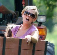 Kate Gosselin takes the kids on a hay ride at a farm in Reading.
