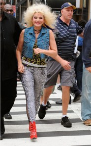 Kim Cattrall as Samantha Jones as blonde Peg Bundy in a Sex and the City 2 80s flashback