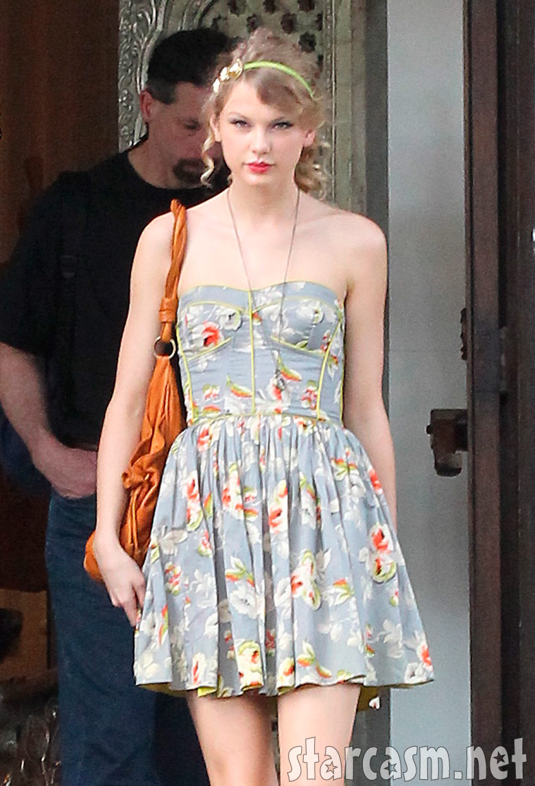 PHOTOS Taylor Swift looks adorable in Melbourne Australia - starcasm.net