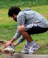 Adrian Grenier finds a dog hit by a car while on a run in Los Angeles Picture 2