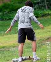 Adrian Grenier finds a dog hit by a car while on a run in Los Angeles Picture 4