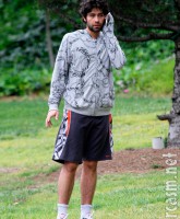 Adrian Grenier finds a dog hit by a car while on a run in Los Angeles Picture 6