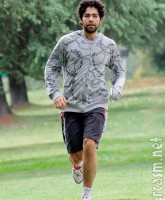 Adrian Grenier finds a dog hit by a car while on a run in Los Angeles Picture 8