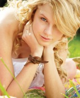 Taylor Swift with no makeup picture 12 of 12