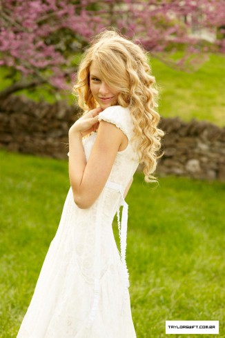 Taylor Swift with no makeup picture 9 of 12