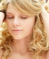 Taylor Swift with no makeup picture 8 of 12