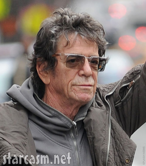 Rocker Loe Reed hails a New York City cab
