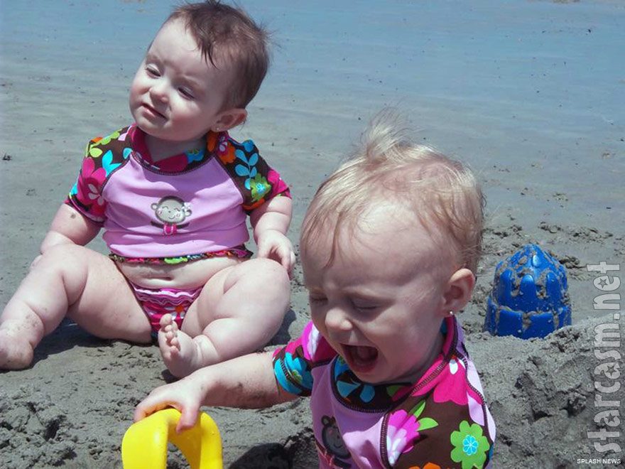 Leah Messer's daughters Aliannah and Aleeah play in the sand at the beach