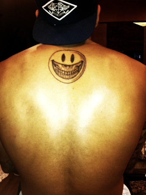 9XO - Who's got a better tattooed bod? #ChrisBrown #AdamLevine | Facebook