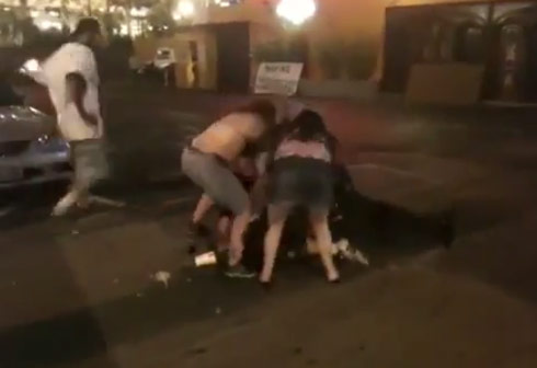 VIDEO Violent 4 on 1 Vegas strip fight , 1 wins * starcasm.net