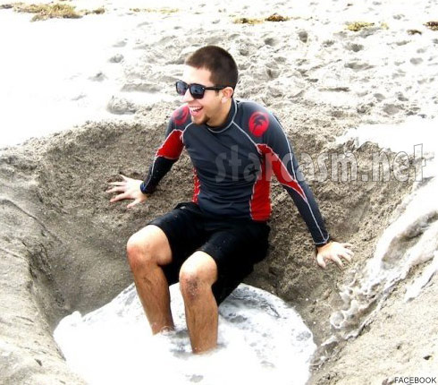 Farrah Abraham's boyfriend Daniel Alvarez plays on the beach
