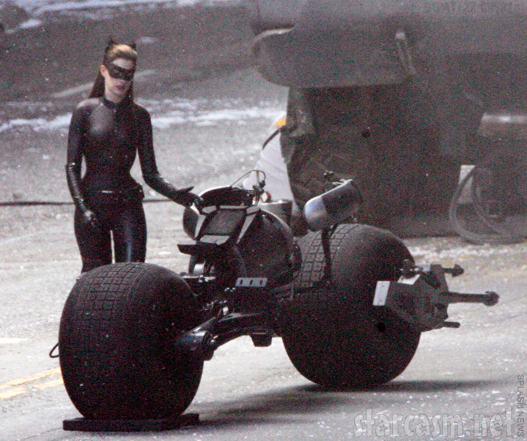 Photos Anne Hathaway In Her Catwoman Catsuit On Dark Knight Rises Set Starcasm Net