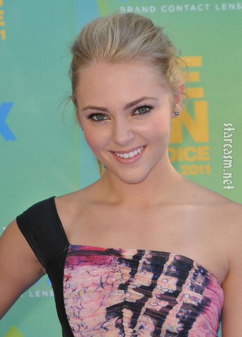 Actress AnnaSophia Robb as high school aged Carrie Bradshaw