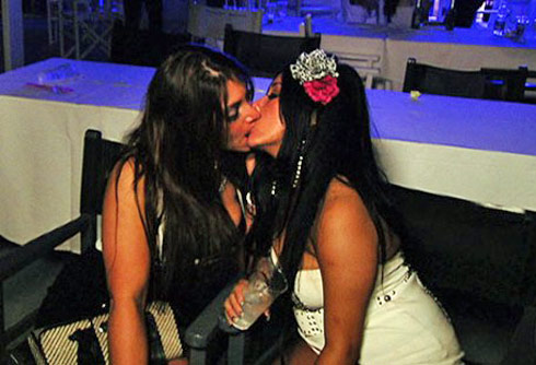 Deena and Snooki kissing