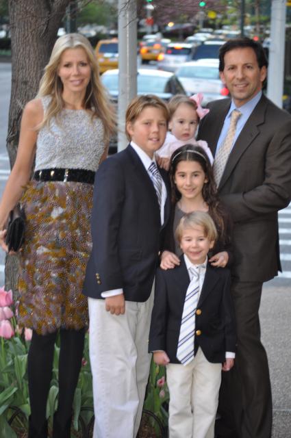 Aviva Drescher with her husband and children photo