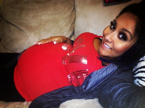 Pregnant Snooki's baby bump