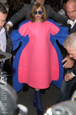 PHOTO Lady Gaga in cartoonish pink and blue dress making light of