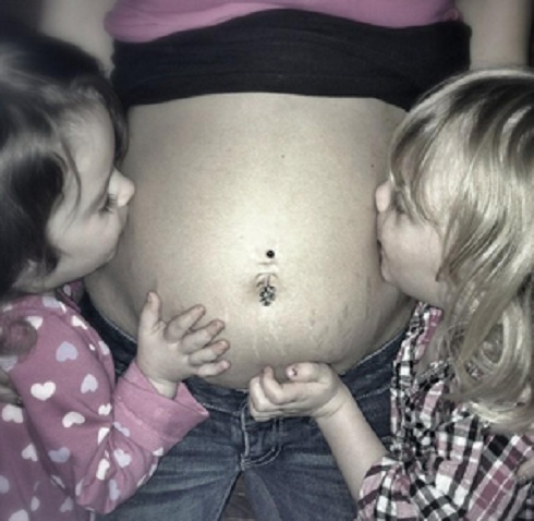 'Teen Mom 2' star Leah Messer's twins kiss her baby bump