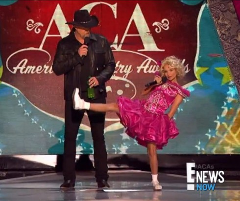 Kristin Chenoweth in Honey Boo Boo costume while co-hosting the ACAs
