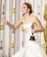 Jennifer Lawrence gives the middle finger at post-Oscar press conference