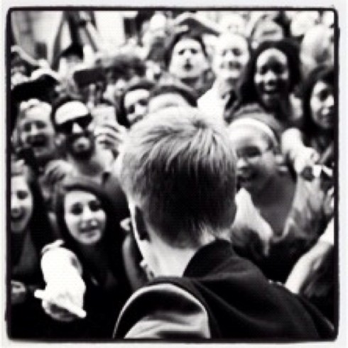 Justin Bieber photo with fans posted during Twitter rant