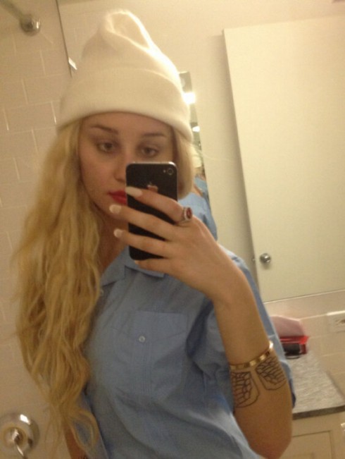Amanda Bynes wear hat and wig in Twitter photo