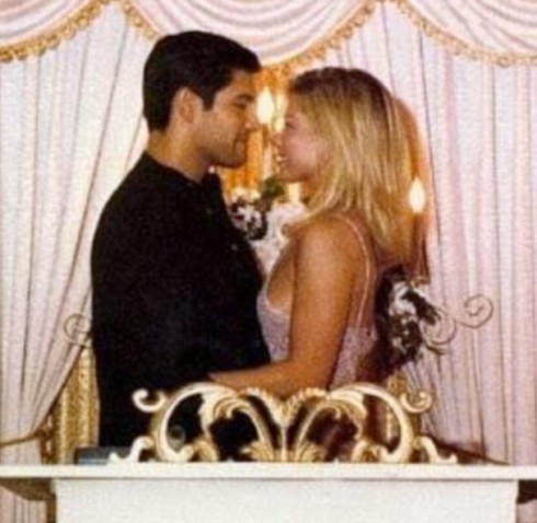 Mark Consuelos and Kelly Ripa wedding photo