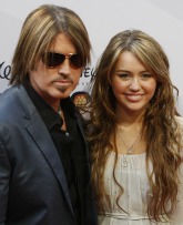 Miley Cyrus tweets threatening message directly to her father, Billy Ray