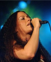 VIDEOS Alanis Morissette talks about how Ironic really isn’t, comedians correct the lyrics
