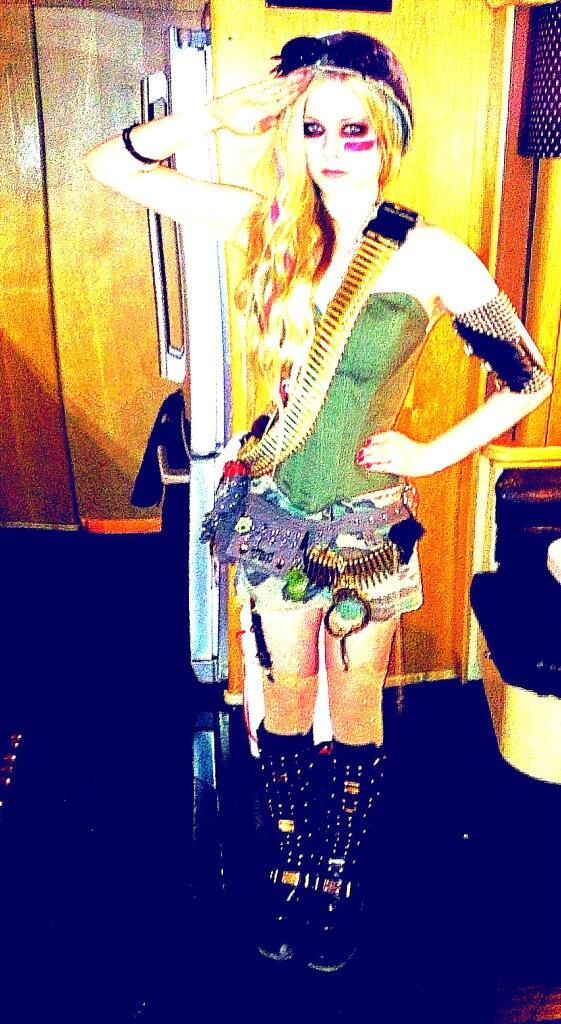 Photo Avril Lavigne On The Set Of Rock N Roll Music Video As Mad Maxine Beyond Tank Girl