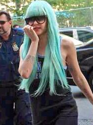 VIDEO Amanda Bynes arrives to court with ‘broken nose’ and blue wig