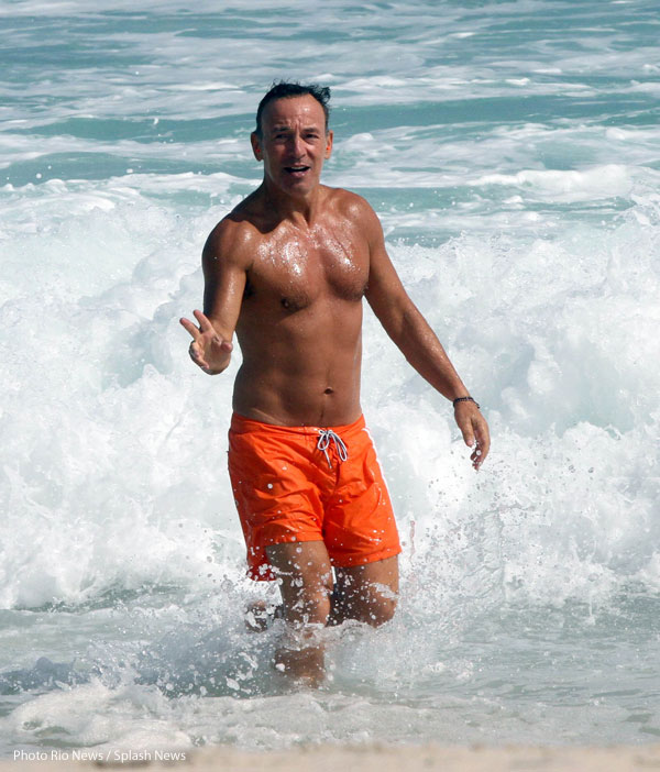 Bruce Springsteen shows off hot body on Brazil beach before 64th birthday!  – Starcasm