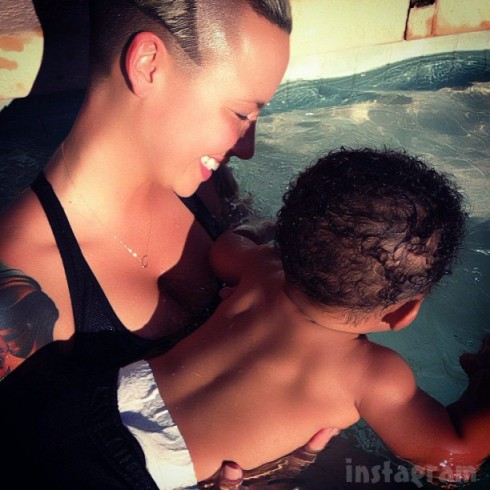 PHOTOS Amber Rose reveals zig zag hair, teaches baby 