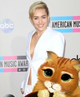 VIDEO What did Miley Cyrus do for the AMAs?